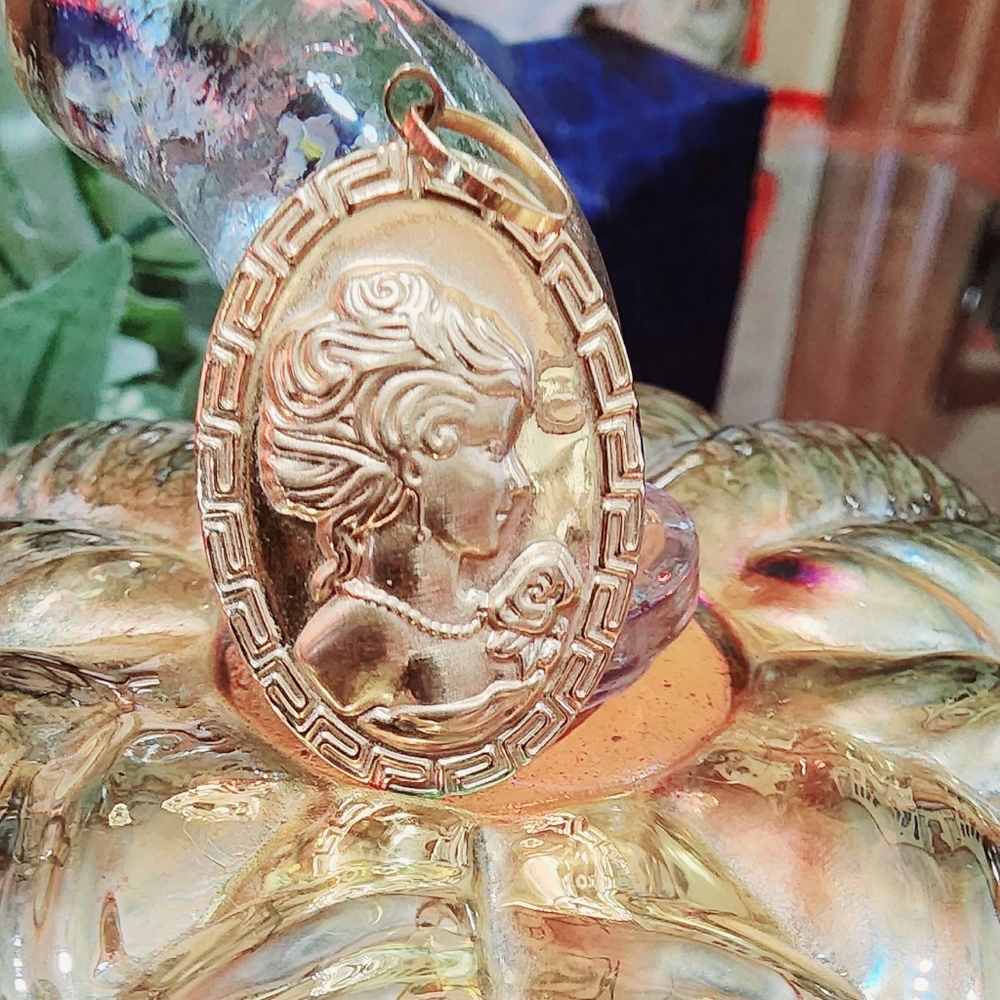 Cameo Stamp 750 Pendant 18k Saudi Solid Gold